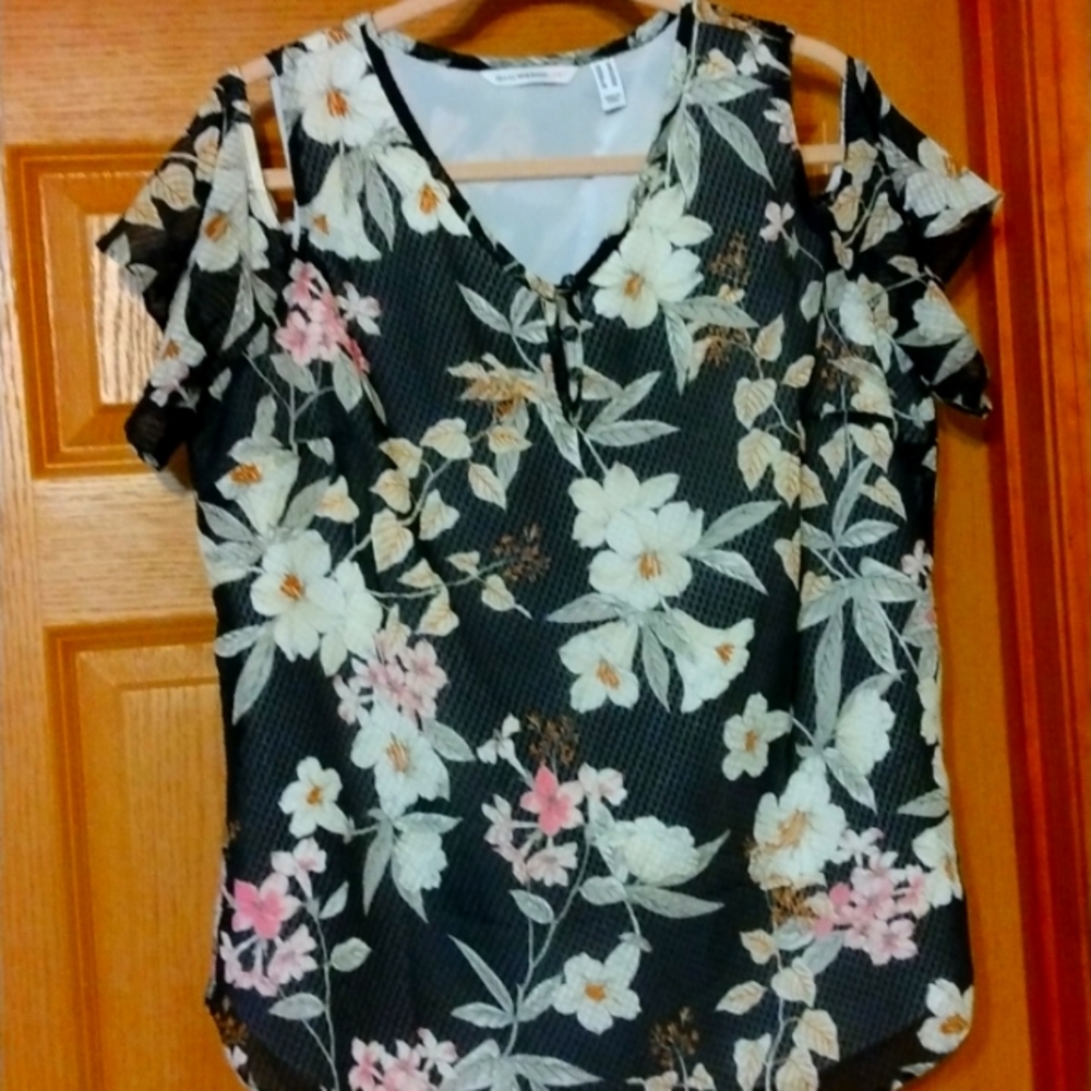 Isaac Mizrahi cold shoulder blouse NWOT